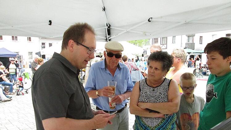Pfarrer Thomas Eschenbacher (l.) erklärt die Wiederverwendung von schwer zu beschaffenden Handymaterialien. Fotos: Winfried Ehling