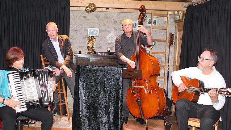 Die verbalen Attacken von Norbert Neugirg (Zweiter von links) untermalte das Trio "Hullerngroove" mit (von links) Sigrid Lukas, Norbert Guba und Rainer Brunn mit ansprechender Musik.  Christiane Reuther