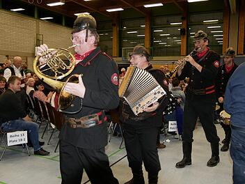 Die "Altneihauser Feierwehrkapell`n" begeisterte bei ihrem Auftritt in der Neustadter Frankenhalle.Fotos: Manja von Nida