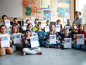 Auch in diesem Jahr wurden die Pressecker Schule und alle Schüler der 3. und 4. Klasse im bundesweiten Informatik-Wettbewerb ausgezeichnet. Motor der Ausbildung ist Inge Zeitler (hinten rechts). Einen 1. Preis bekam Marc Seel (Mitte mit blauer Tasche), einen zweiten Amelie Glauer (vorne, Dritte von rechts).Klaus  Klaschka