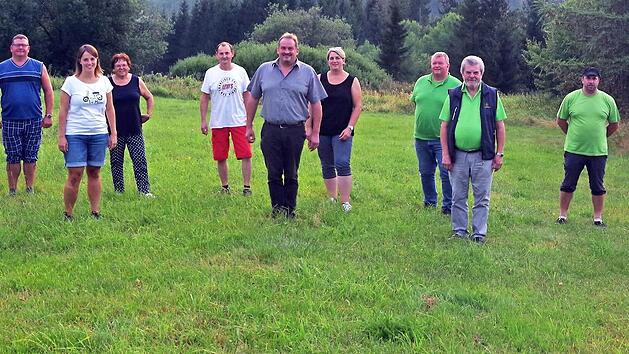 Der Frankenwaldverein Buchbach geht mit einer neuen Obmannschaft und einem Mitgliederboom in die Zukunft. Das Bild zeigt die neue Vorstandschaft mit Obmann Peter Gr&uuml;dl (Mitte) sowie Ehreng&auml;sten.  Foto: Heike Sch&uuml;lein