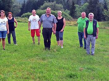 Der Frankenwaldverein Buchbach geht mit einer neuen Obmannschaft und einem Mitgliederboom in die Zukunft. Das Bild zeigt die neue Vorstandschaft mit Obmann Peter Grüdl (Mitte) sowie Ehrengästen.  Foto: Heike Schülein