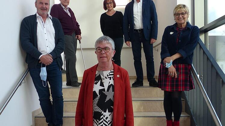 Der neue Vorstand der umstrukturierten Kreis-AWO; vorne Lisa Hoffmann und links oben Ehrenvorsitzender Andreas Herlitz  Foto: Pauline Lindner