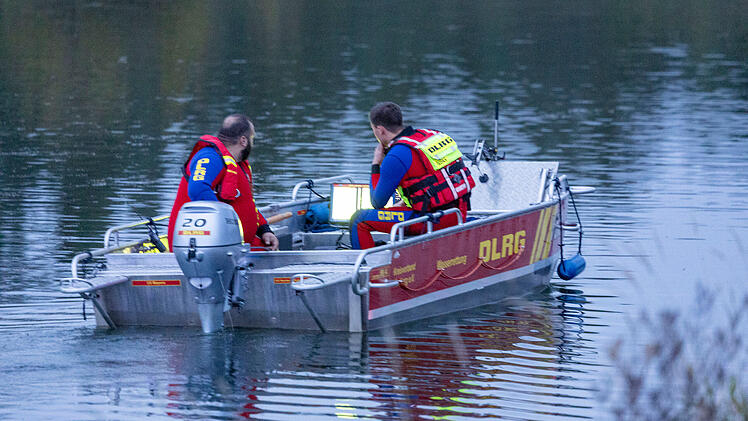 Großeinsatz an Nürnberger Schleuse: Radfahrer sah Person im Kanal schwimmen