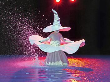 Die Geister, die er rief … Das Ballett des Landestheaters setzt die Ballade vom „Zauberlehrling“ tänzerisch um.