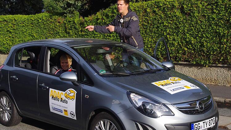 Enric Müller sitzt im Auto, als ADAC-Moderator Benjamin Rettig bei 20 km/h eine Vollbremsung hinlegt.