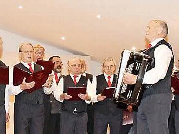 Der Chor der Eisenbahnsinggruppe "Frohsinn" Pressig sang, unter Leitung und musikalischer Begleitung von Georg Wolf (Akkordeon) zu Gunsten der Finanzierung der Renovierung der Pfarrkirche St. Johannes der Evangelist im Pfarrheim in Posseck. Foto: Karl-Heinz Hofmann