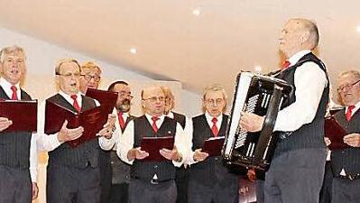 Der Chor der Eisenbahnsinggruppe "Frohsinn" Pressig sang, unter Leitung und musikalischer Begleitung von Georg Wolf (Akkordeon) zu Gunsten der Finanzierung der Renovierung der Pfarrkirche St. Johannes der Evangelist im Pfarrheim in Posseck. Foto: Karl-Heinz Hofmann