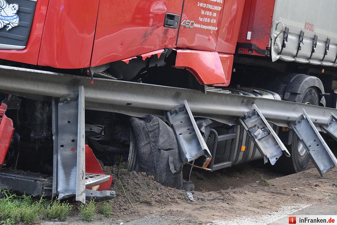 Reifenplatzer: Lkw walzt auf A70 Leitplanken nieder