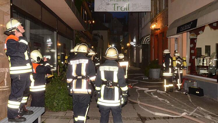 Beim dritten Einsatz innerhalb weniger Stunden musste die Feuerwehr am Mittwochabend einen Wohnungsbrand in der Badgasse löschen.  Foto: Peter Rauch