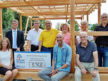 Über das neue "grüne Klassenzimmer" freuen sich beim Richtfest (von links) Kundenberaterin Kirsten Piening und Filialdirektor Reiner Zeller (VR-Bank), Fördervereinsvorsitzender Klaus Lotter und sein Amtsvorgänger Alexander Koller, Schulrektor Karl-Heinz Deublein, Förderverein-Schriftführerin Martina Meiser, Hans Bauer (Servicebetrieb Bad Kissingen), Elternbeiratsvorsitzende Martina Hofmann-Krause und Architekt Johannes Messerschmitt. Foto: Sigismund von Dobschütz