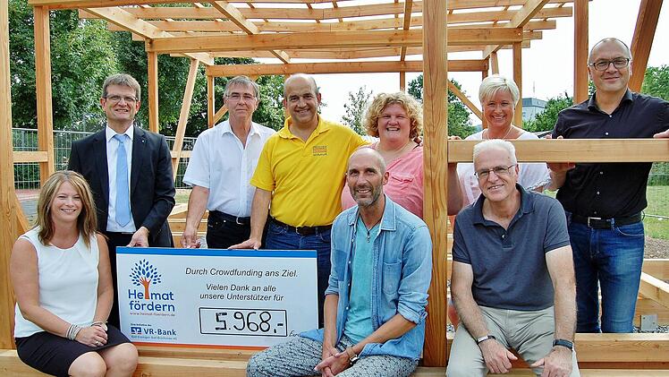 Über das neue "grüne Klassenzimmer" freuen sich beim Richtfest (von links) Kundenberaterin Kirsten Piening und Filialdirektor Reiner Zeller (VR-Bank), Fördervereinsvorsitzender Klaus Lotter und sein Amtsvorgänger Alexander Koller, Schulrektor Karl-Heinz Deublein, Förderverein-Schriftführerin Martina Meiser, Hans Bauer (Servicebetrieb Bad Kissingen), Elternbeiratsvorsitzende Martina Hofmann-Krause und Architekt Johannes Messerschmitt. Foto: Sigismund von Dobschütz