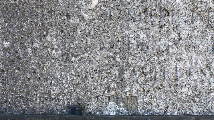 Über dem Metallspruch waren früher die Namen der Gefallenen zu lesen. Jetzt sind die Buchstaben fast nicht mehr zu erkennen. Foto: Jürgen Gärtner