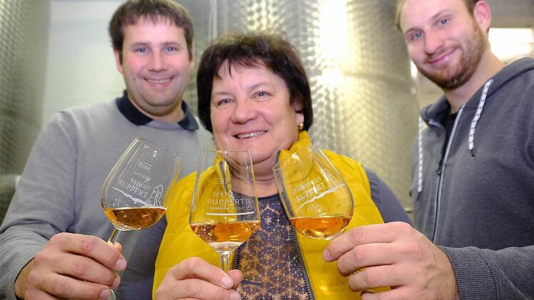 Stefan (links), Christiane und Matthias Ruppert feiern das Ereignis.