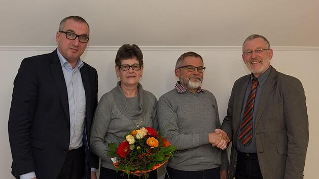 Bad Bocklets B&uuml;rgermeister Andreas Sandwall (links) und Burkardroths B&uuml;rgermeister Waldemar Bug nahmen Anna  und  Franz Wehner, der in den Ruhestand verabschiedet wurde, in ihre Mitte.  Bj&ouml;rn Hein