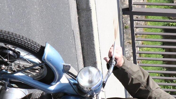 Fast 150 Jahre! Der achtzigjährige Werner Brust auf seiner NSU Fox Baujahr 1950.Thomas Dill