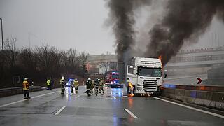 Nach Kollision mit Leitplanke: Lastwagen geht auf A9 in Flammen auf