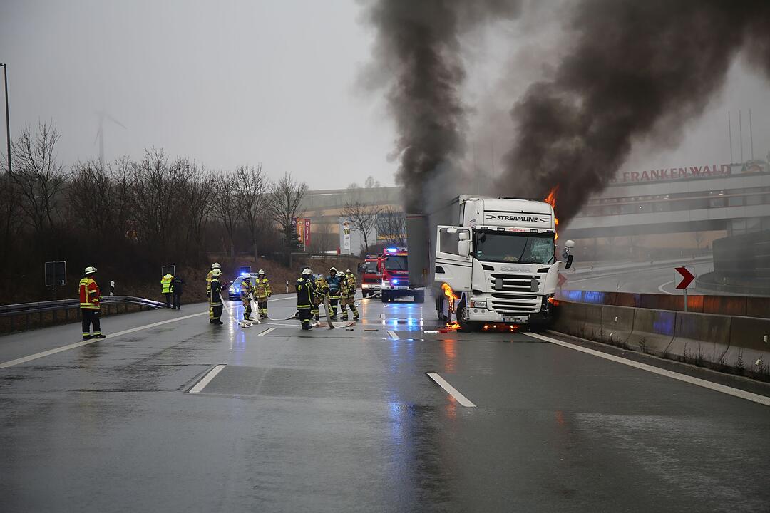 Nach Kollision mit Leitplanke: Lastwagen geht auf A9 in Flammen auf