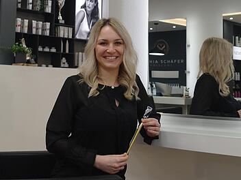 Der Kalligraph (Schneidemesser mit schräg eingebauter Klinge) ist Sophia Schäfers liebstes Frisierwerkzeug geworden. 2019 hat sie  den "Goldstar" im Trend-Haarschnitt "Calligraphy Cut" erhalten.  Sie hat Mitte März ihren eigenen Friseursalon in Motten eröffnet. Foto: Stephanie Elm