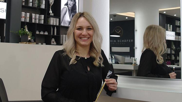 Der Kalligraph (Schneidemesser mit schräg eingebauter Klinge) ist Sophia Schäfers liebstes Frisierwerkzeug geworden. 2019 hat sie  den "Goldstar" im Trend-Haarschnitt "Calligraphy Cut" erhalten.  Sie hat Mitte März ihren eigenen Friseursalon in Motten eröffnet. Foto: Stephanie Elm