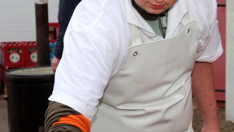 Der junge Metzger Dominik Müller rührt in der Metzelsuppe