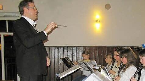 Leiter der Schulbläserklasse ist Thomas Helmreich. Fotos: Monika Schütz
