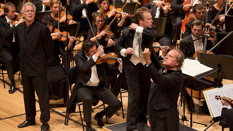 "Rheingold"-Szene mit (von rechts) Albert Dohmen als Wotan, Jonathan Nott und Johannes Martin Kränzle als Alberich Foto: Priska Ketterer/Lucerne Festival