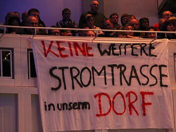Mit Bannern machten die Gegner der Stromleitung ihren Standpunkt klar. Foto: Jürgen Gärtner