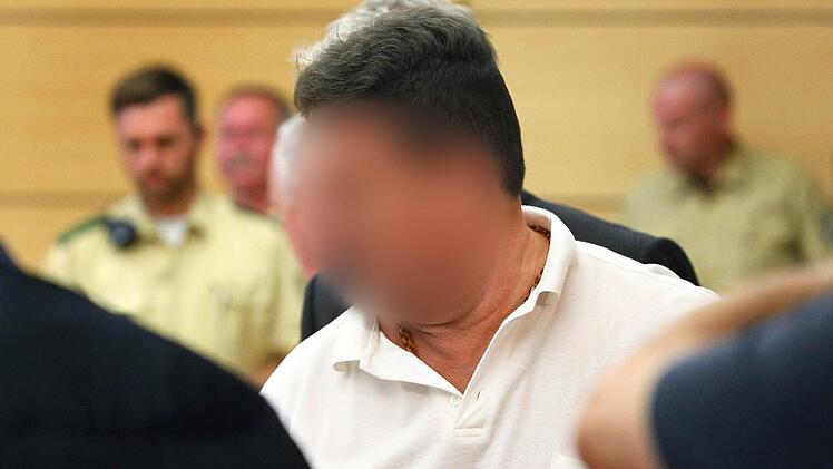 Der Fernfahrer Michael K. wird in den Gerichtssaal geführt. Foto: dpa