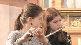 Nina Petri (links) und Julia Bengel vom Flötenensemble.