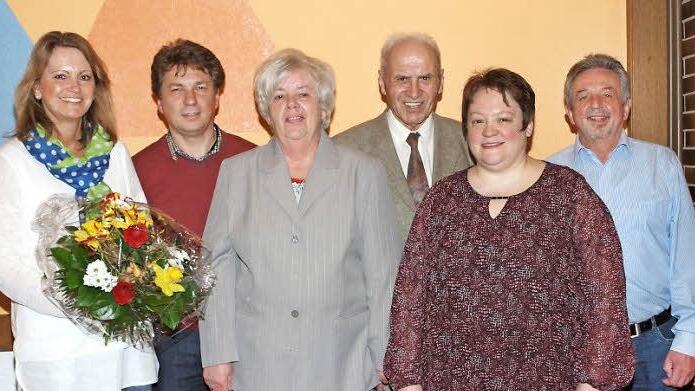Vorstandswahlen bei der Bahnlandwirtschaft, von links: Zweite Bürgermeisterin Sabine Rießner, Reiner Wicklein, Ingrid Schmidt, Vorsitzender Hans Kaiser, Christine Friedrich und Rudolf Bergmann  Foto: Alfred Thieret