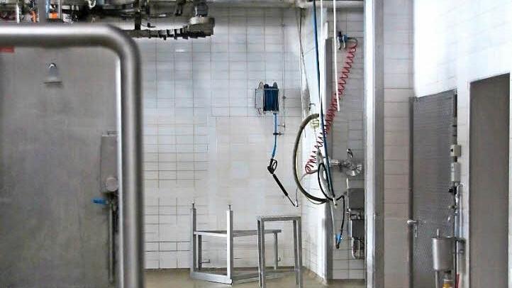 Der Coburger Schlachthof, nach der Stilllegung im Juli 2013: Im Vordergrund ist eine Trimmstation zu sehen, wo überschüssige oder verschmutzte Teile vom Schlachtkörper abgeschnitten wurden. Teilweise wurde aber vorm Wiegen mehr weggeschnitten als erlaubt, heißt es in der Anklage. Foto: Simone Bastian/CT-Archiv