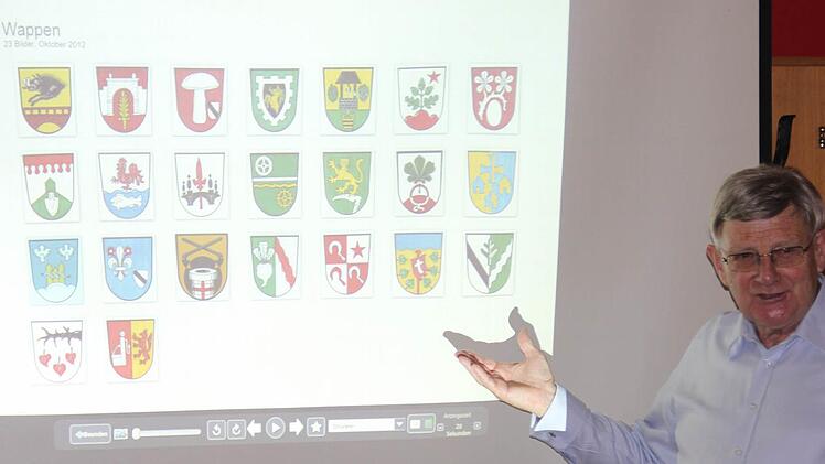 Kreisheimatpfleger Günter Lipp stellte am Donnerstagabend vor Stadtratsmitgliedern und einigen wenigen Zuhörern die Dorfwappen aller Stadtteile vor. Foto: Ralf Kestel.