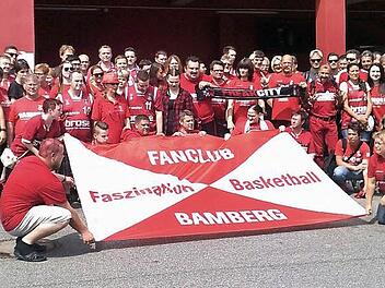 Basketball ist ihre Leidenschaft: Mitglieder des Fanclubs Faszination Basketball Bamberg e. V. zeigen Flagge. Foto: p