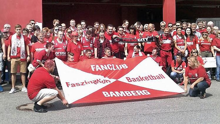 Basketball ist ihre Leidenschaft: Mitglieder des Fanclubs Faszination Basketball Bamberg e. V. zeigen Flagge. Foto: p