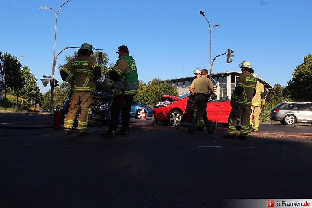Frontalcrash zweier Pkw im Kreuzungsbereich - Beide Fahrerinnen schwer verletzt