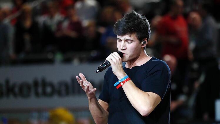 Wincent Weiss sang drei Lieder am Donnerstagabend von seinem am 14. April erscheinenden Album "Irgendwas gegen der Stille" in der Pause im Spiel Brose Bamberg - Maccabi Tel Aviv. Foto: Daniel Löb