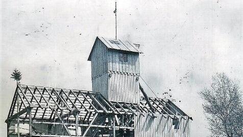 In den Jahren 1935 und 1936 wurde ein hölzerner Förderturm aufgerichtet. Er ragte 18 Meter in die Höhe. Repro: Gerd Fleischmann
