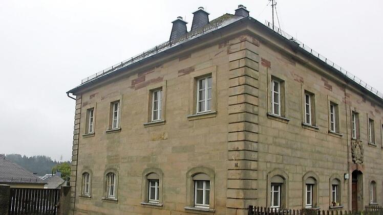 Das ehemalige Amtsgericht und die Dienststelle der Grenzpolizei könnte künftig als Außenstelle der FH Weihenstephan, zum Beispiel für Forschungsarbeiten zum Waldumbau genutzt werden.  Foto: Veronika Schadeck