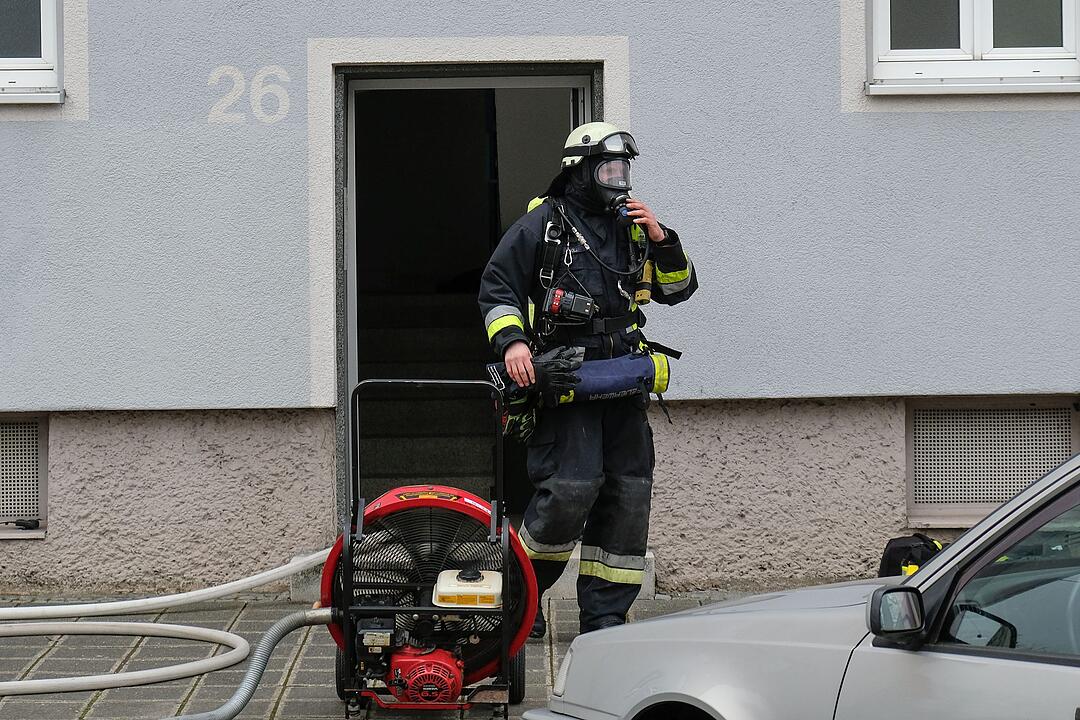 Drei Verletzte bei Zimmerbrand in Mehrfamilienhaus