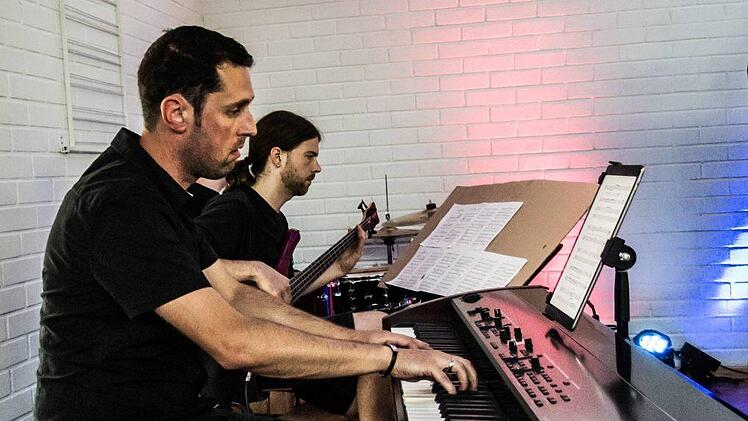 "Somewhere over the Rainbow" lautete das Motto des Gedenkkonzerts für den vor einem Jahr verstorbenen Sängerkreis-Vorsitzenden Günter Freitag. Gestaltet wurde das Programm vom Vocalensemble Coburg unter Leitung von Steffi Berg.Jochen Berger
