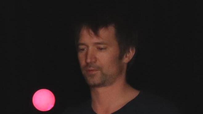 Lehrer Stefan Seger als Jongleur   Foto: Johanna Blum