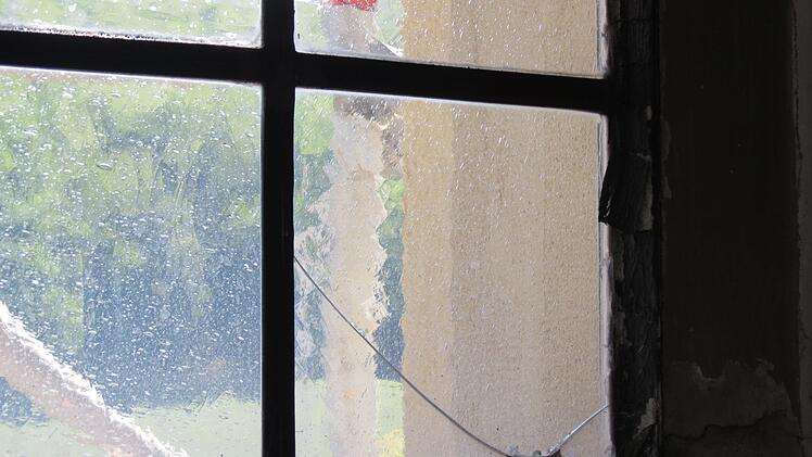 In der Fensterscheibe ist ein Sprung. Foto: Doris Bauer