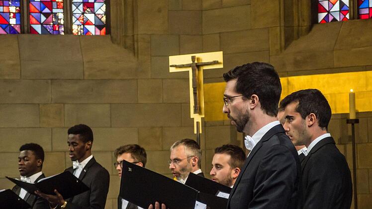 Impressionen: Der Kammerchor der Universität Straßburg gastierte in der Coburger Pfarrkirche St. Augustin.Foto: Jochen Berger