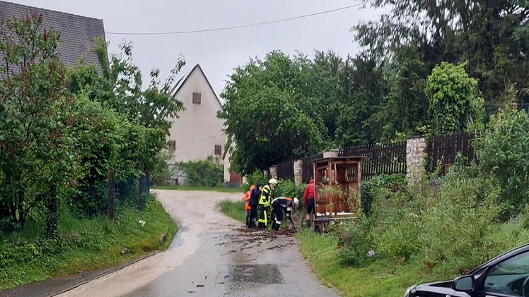 Starkregen in Hersbrucker Schweiz hält Feuerwehren auf Trab - Straßen überflutet