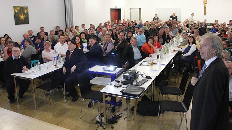 Majkel Schäfer stellte ein Mitgliederverwaltungs-Programm vor, das Hilfestellungen bietet.