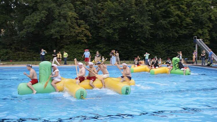 Der entscheidende Moment im Endlauf des Doggy-Wettrennens: die Wasserwacht ist bereits in der Zielgeraden, das Wendemanöver des Motorradclubs klappte nicht auf Anhieb.