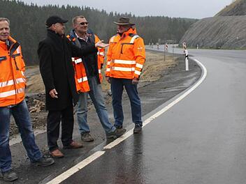 Gestern gab es den offiziellen Startschuss für den "Winterbetrieb" auf der B 85. Im Bild (von links): Der Sachgebietsleiter im Straßenbauamt für den Landkreis Kronach, Ralf Holzheimer, der Leiter der Servicestelle Kronach, Jürgen Woll, der Polier der Firma Stolz, Udo Zitzmann und Matthias Daum vom Straßenbauamt. Foto: Veronika Schadeck