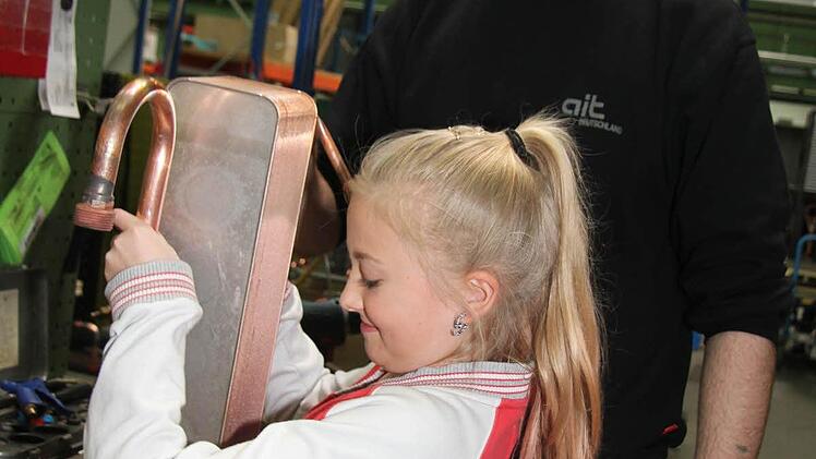 "Ups, ist das schwer, das schaffe ich kaum", stöhnt Nadine Herold. Die Zwölfjährige hat beim Girl's Day bei alpha innotec in Kasendorf Probe geschnuppert. "Aber ich weiß noch nicht, was ich mal machen möchte", sagt sie offen und ehrlich.