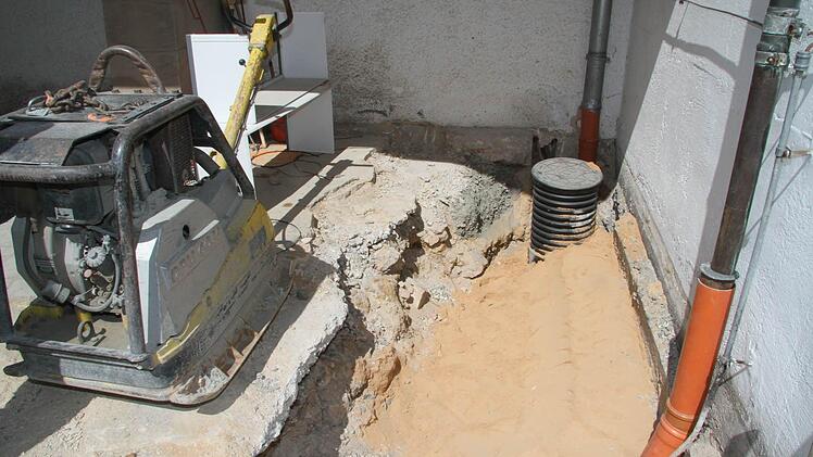 Der Vorplatz war so angelegt, dass das Wasser zum Gebäude hinlief und ins Innere eindrang.